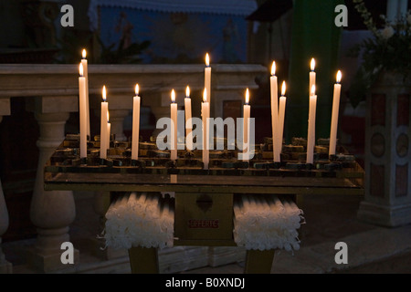 L'Italia, Toscana, candele accese in chiesa Foto Stock