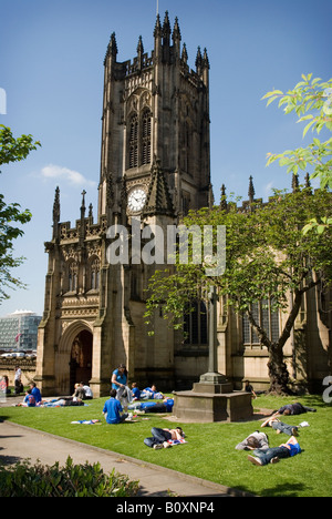 Glasgow Rangers tifosi a prendere il sole in Cattedrale di Manchester prima della finale di Coppa UEFA Rangers 0 Zenith San Pietroburgo 2, 14.5.2008 Foto Stock