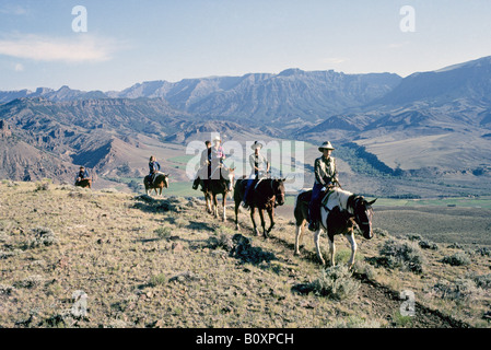 Un trailride da un dude ranch vicino all'ingresso est del Parco Nazionale di Yellowstone Foto Stock