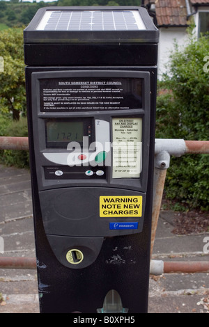 Powered Solar ticket machine erogazione di pagare e visualizzare i Biglietti per South Somerset consiglio del distretto in Yeovil Foto Stock