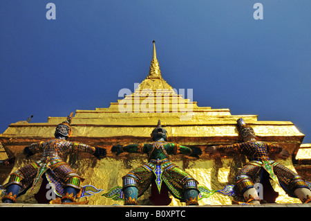 Golden Chedi di fronte al Pantheon, Wat Phra Kaeo, il Grand Palace, Thailandia, Bangkok Foto Stock