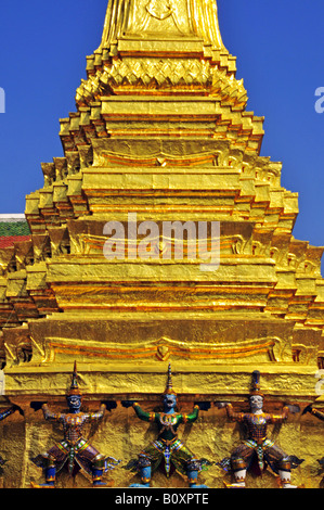 Golden Chedi di fronte al Pantheon, Wat Phra Kaeo, il Grand Palace, Thailandia, Bangkok Foto Stock