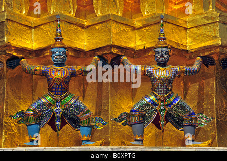 Golden Chedi di fronte al Pantheon, Wat Phra Kaeo, il Grand Palace, Thailandia, Bangkok Foto Stock