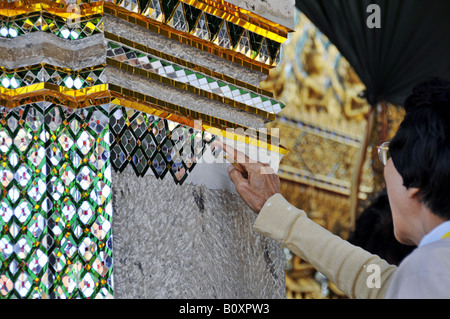 Ripristinare il funzionamento nella biblioteca del Grand Palace (Wat Phra Kaeo), Thailandia, Bangkok Foto Stock