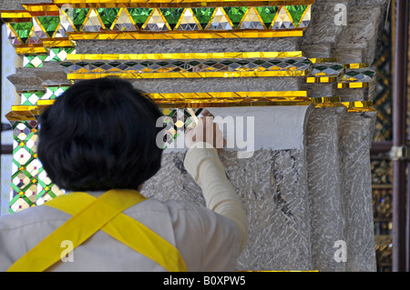 Ripristinare il funzionamento nella biblioteca del Grand Palace (Wat Phra Kaeo), Thailandia, Bangkok Foto Stock