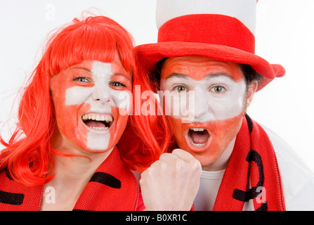 In Austria e in Svizzera gli appassionati di calcio, EURO 2008. Un uomo e una donna il tifo con serrata a suon di pugni Foto Stock