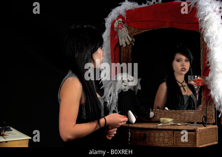 Immagine del gotico donna vampiro con gli occhi chiusi con il sangue alla  bocca su sfondo sfocato Foto stock - Alamy