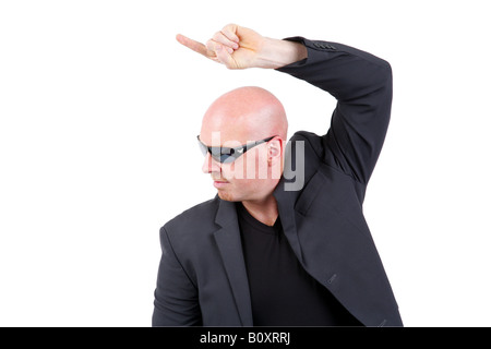 Testa calva Uomo con occhiali da sole puntando con il suo dito indice avanti Foto Stock