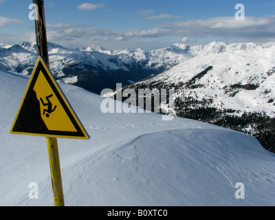 Sign in montagna innevata scenario di un comprensorio sciistico avvertimento contro il pericolo di cadere nel baratro profondo, Italia, Suedtirol, Sarent Foto Stock