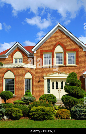 Casa residenziale con bellissimo giardino nel cortile anteriore Foto Stock