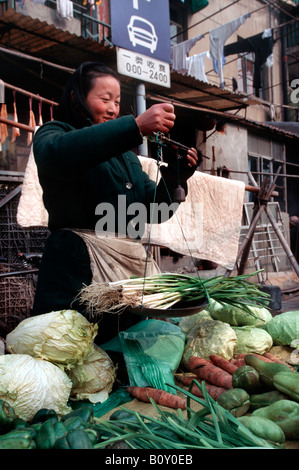 Donna del mercato nella città vecchia, Cina Shanghai, Nanshi Foto Stock