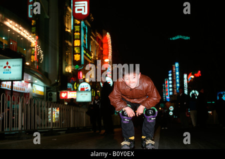 Bambino sulla strada principale per lo shopping, Nanjing Donglu, Cina Shanghai Foto Stock