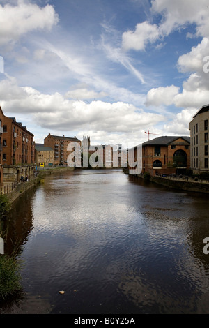 Vista di Leeds che corre lungo il fiume aire Foto Stock