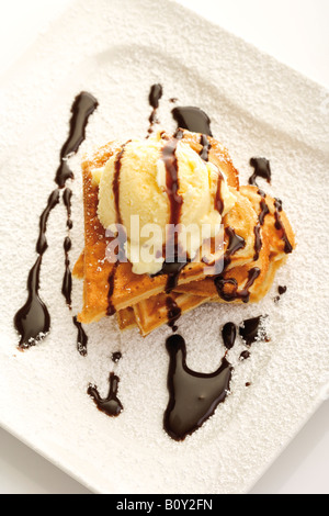 A forma di cuore ad cialde con gelato alla vaniglia e salsa al cioccolato Foto Stock