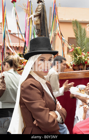 Piuttosto giovane donna in costume tradizionale per la Romeria de San Isidro, Guia de Isora, Tenerife Foto Stock
