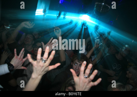 Clubbers serate danzanti e un luci laser festa di chiusura al Turnmills, l'ultimo Ballo, LONDRA, REGNO UNITO, 23.3.08 Foto Stock