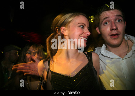 Clubbers balli presso l'ultima notte al Turnmills, Il Heavently ottenere insieme, LONDRA, REGNO UNITO, 22.3.08 Foto Stock