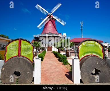 Vista frontale del vecchio mulino a vento olandese e il ristorante Aruba Foto Stock