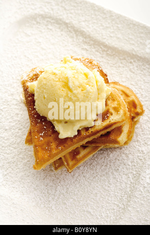 A forma di cuore ad cialde con gelato alla vaniglia Foto Stock