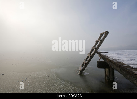 In Germania, in Baviera, Murnau, pontile in legno sul lago Foto Stock