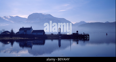 Vista sul Loch Linnhe a Ben Nevis da Corpach, Lochaber, Highland, Scotland, Regno Unito. Foto Stock
