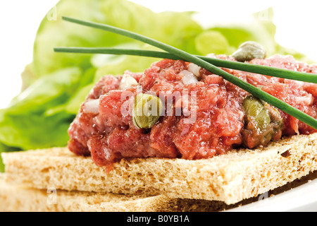 Tartare di manzo su pane tostato Foto Stock