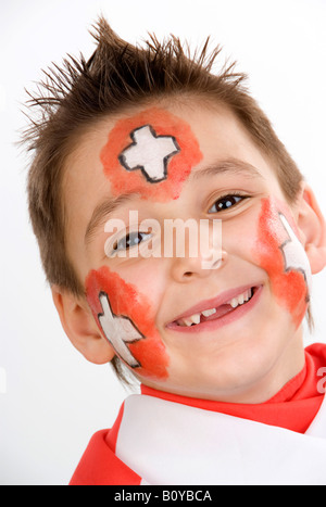 Il ragazzo, rouged come Swiss tifoso di calcio Foto Stock