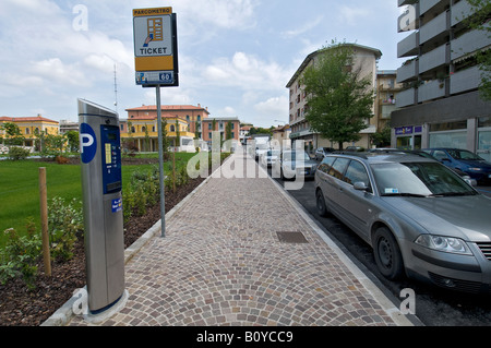 un parchimetro in una strada nel centro di Udine Foto Stock