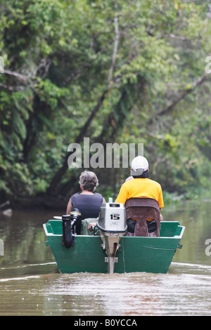 I turisti tenendo gita in barca lungo il fiume nella giungla, Sukau, Sabah Malaysian Borneo Foto Stock