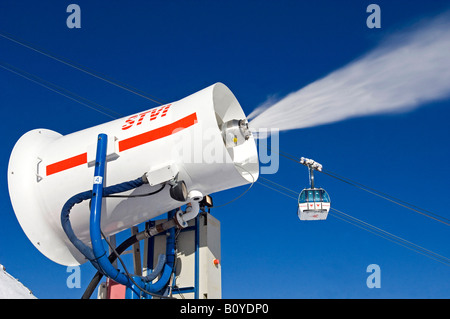 Pistola di neve in Val d'Isre ski resort, Francia, Alpi Foto Stock