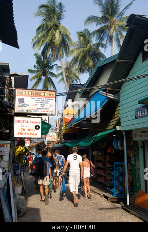 Negozi in Ko Phi Phi island nel sud della Thailandia vicino a Phuket, Tailandia Foto Stock