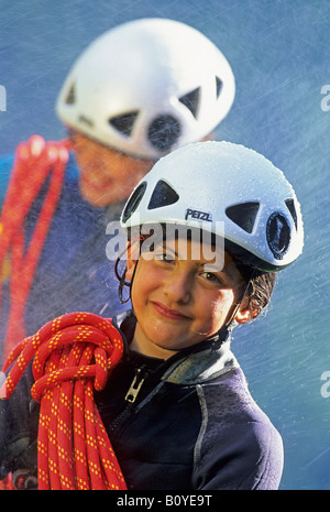 Bambini al canyoning con il casco e la corda, Francia Foto Stock