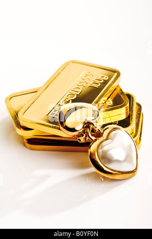 Oro Bar e a forma di cuore pedente Foto Stock