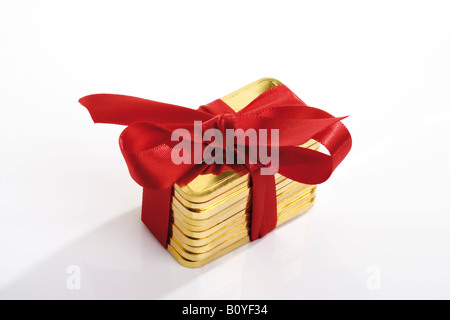 Oro Bar con fiocco rosso Foto Stock