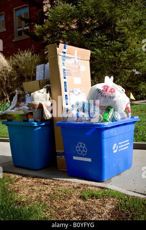 Riciclabile rifiuti di casa in attesa di essere raccolti a Montreal, Quebec, Canada. Foto Stock