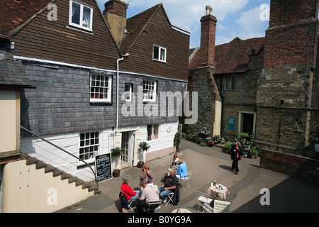 Regno Unito west sussex petworth gente seduta in piazza Foto Stock