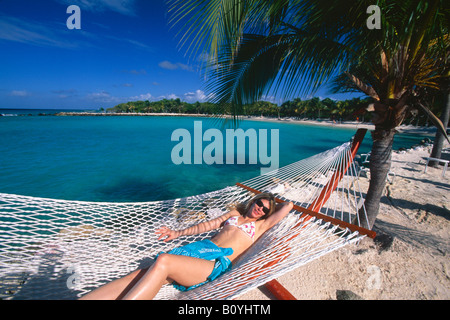 Giovane donna è rilassante in una amaca Flamingo Beach Renaissance Isola Aruba Foto Stock