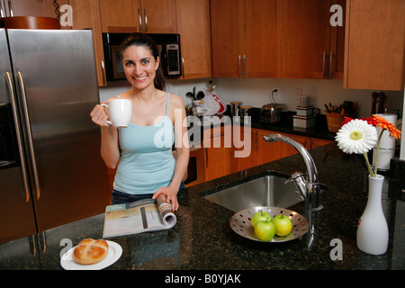La donna in cucina a bere caffè, Washington DC, USA, signor-05-19-08-2, pr-05-19-08 Foto Stock