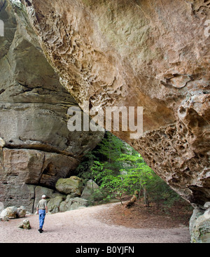 Escursionista sotto Sud arcata delle due arcate gemelle, grande sud Forcella Fiume Nazionale e area ricreativa, Tennessee Foto Stock