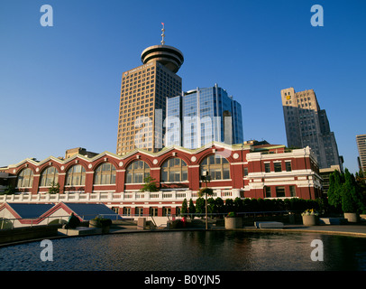 Una vista dello skyline di Vancouver e al Canada Place lungo il lungomare Foto Stock