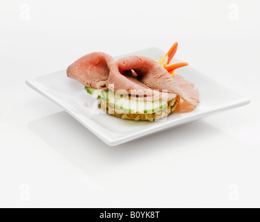 Sandwich con roast beef e fette di cetriolo Foto Stock