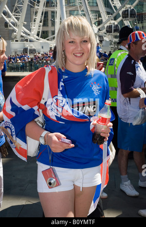 Una femmina di ventola Rangers drappeggiati alla Union Jack sulla mattina del 2008 finale di Coppa Uefa Foto Stock