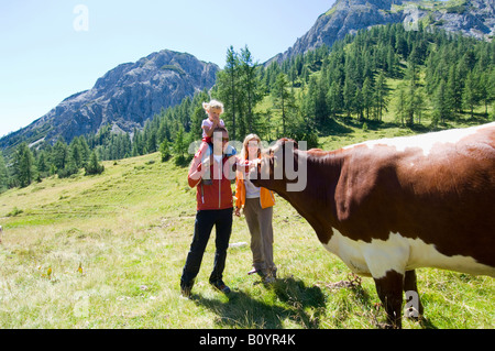 Austria, Salzburger Land, giovane con la figlia (6-7) stroking bovini Foto Stock