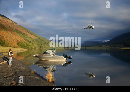 Barca e elicottero Diamond lago paradiso vicino a Glenorchy Queenstown regione Isola del Sud della Nuova Zelanda Foto Stock