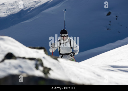 Austria, Arlberg, Albona, uomo Sciare nelle Alpi Foto Stock