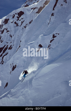 Austria, Arlberg, Albona, uomo Sciare nelle Alpi Foto Stock