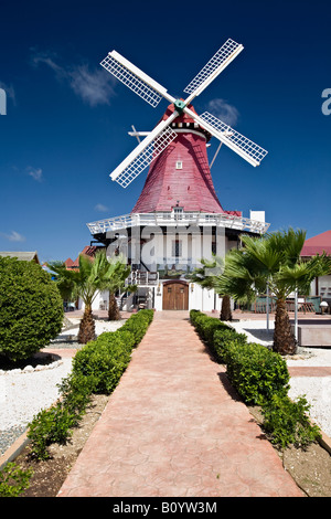 Basso angolo vista del Vecchio Mulino a vento olandese Ristorante Aruba Foto Stock