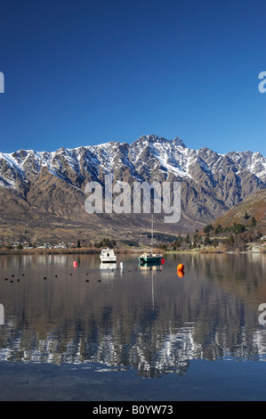 Barche ormeggiate in Frankton e il Remarkables riflessa nel Lago Wakatipu Queenstown Isola del Sud della Nuova Zelanda Foto Stock