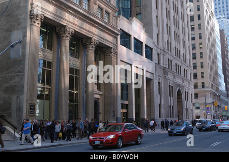 Guardando verso NW 302 Bay Street, una storica Banca di Montreal edificio nel cuore di Toronto il vivace quartiere finanziario Foto Stock