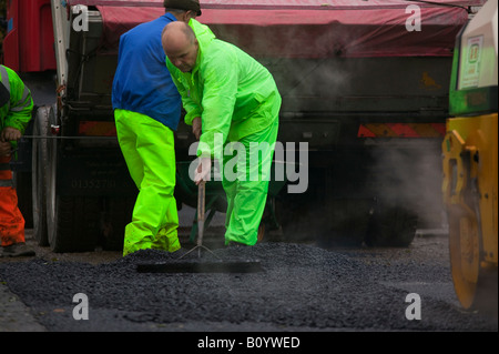 Il ribaltamento di asfalto su un nuovo passo carraio tarmacadam Foto Stock